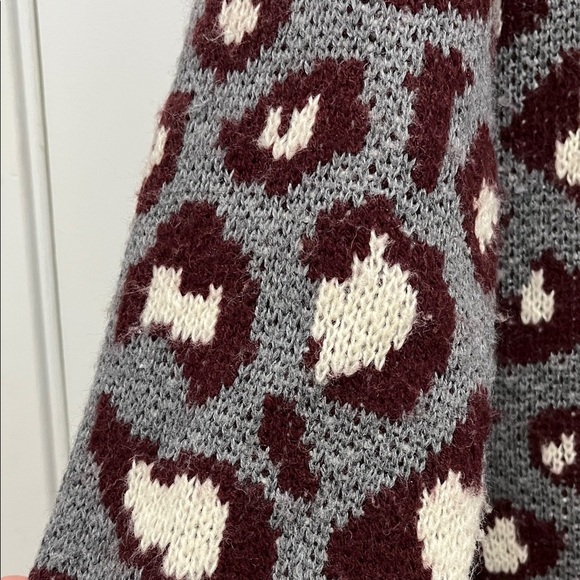 Evereve Oversized Leopard Print Cardigan in Gray and Burgundy - Size XL - Picture 5 of 16